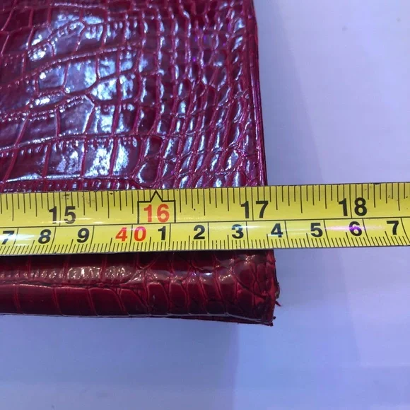 Elegant Red Crocodile-Embossed Shoulder Bag - Picture 9 of 12